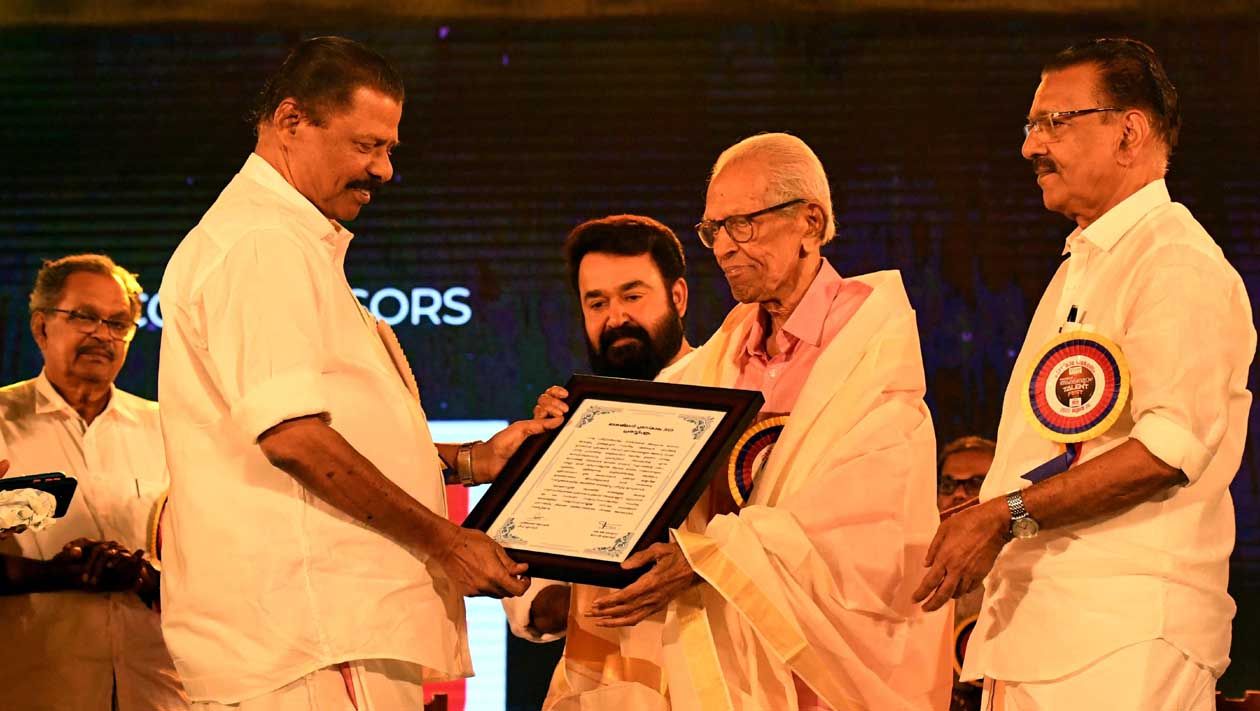 2023ലെ ദേശാഭിമാനി പുരസ്‌കാരം പ്രൊഫ. എം കെ സാനുവിന്‌ സിപിഐ എം സംസ്ഥാന സെക്രട്ടറി എം വി ഗോവിന്ദൻ സമ്മാനിക്കുന്നു. ദേശാഭിമാനി ജനറൽ മാനേജർ കെ ജെ തോമസ്‌, മോഹൻലാൽ, സിപിഐ എം മുൻ ജില്ലാ സെക്രട്ടറി  എം എം വർഗീസ്‌ എന്നിവർ സമീപം