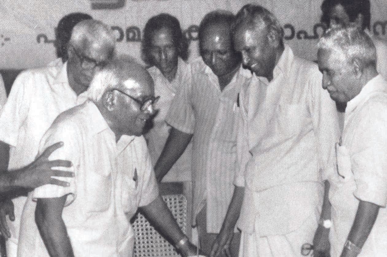 ഇ എം എസിനൊപ്പം സാനുമാഷ്‌. എ പി വർക്കി, പവനൻ തുടങ്ങിയവർ സമീപം