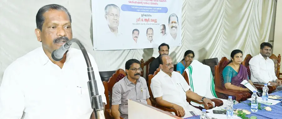 പിന്നാക്ക വിഭാഗത്തിൽപ്പെട്ട തെരുവ് കച്ചവടക്കാർക്ക് മൊബൈൽ സ്ട്രീറ്റ് വെൻഡിങ് കാർട്ടുകൾ വാങ്ങുന്നതിനുള്ള ധനസഹായ വിതരണം മന്ത്രി ഒ ആർ കേളു  നിർവഹിക്കുന്നു