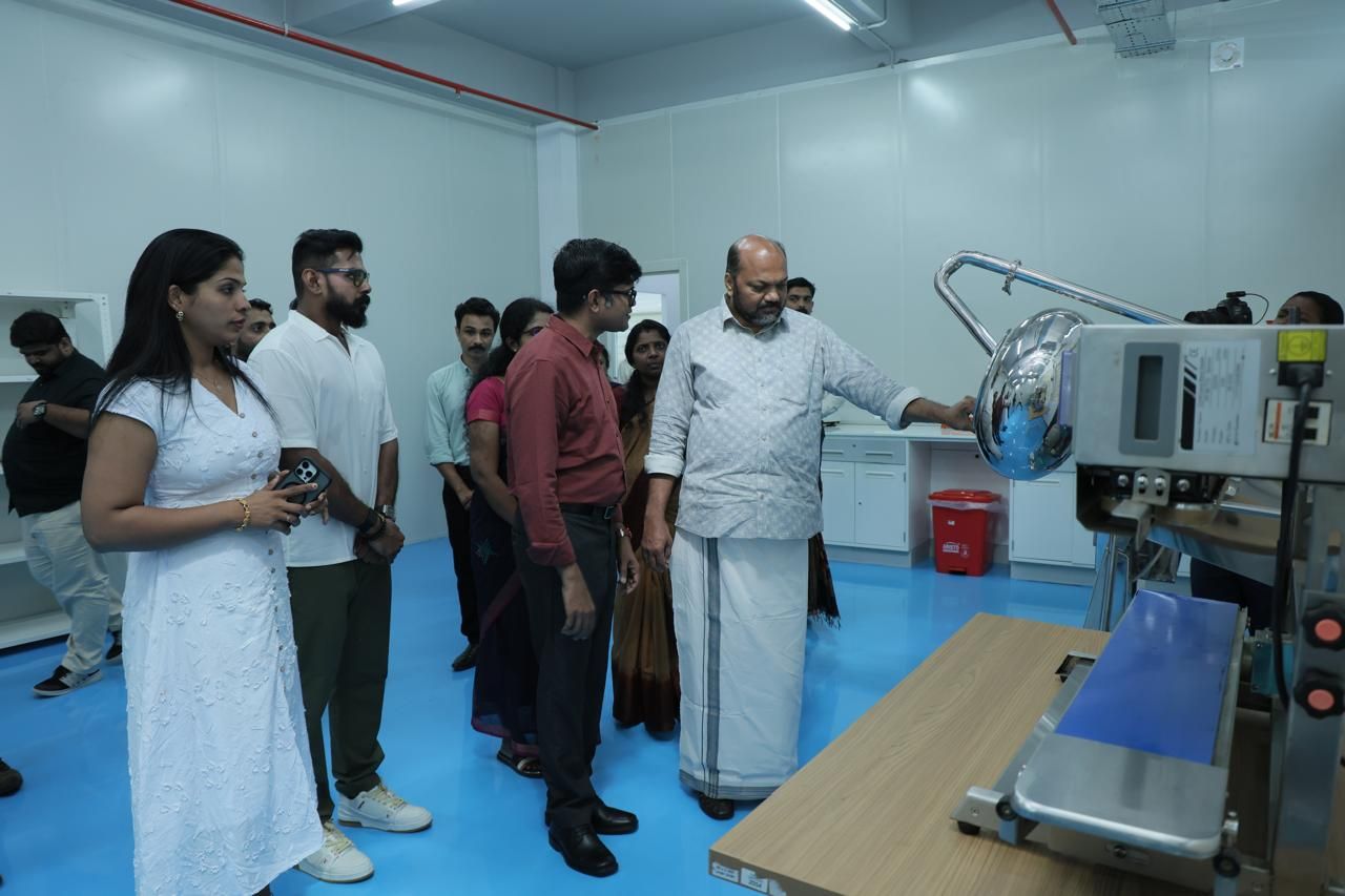 കൊരട്ടി   മോളിക്യൂൾസ്‌ ബയോലാബ്‌സ്‌ ഗവേഷണ കേന്ദ്രം വ്യവസായ മന്ത്രി പി രാജീവ്‌ സന്ദർശിക്കുന്നു  