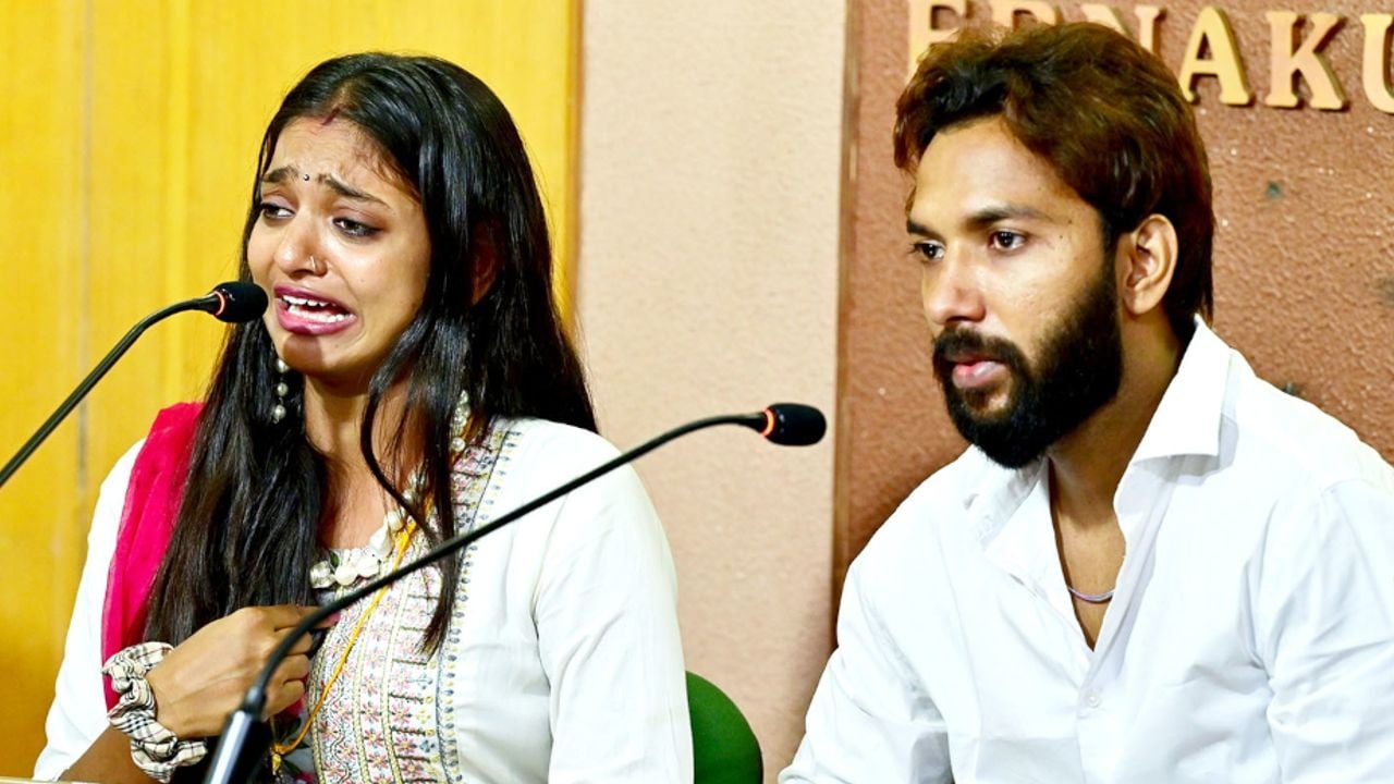 വാർത്താസമ്മേളനത്തിനിടെ വിതുമ്പുന്ന മൊണാലിസ ഹോസ്‌ലെ. ഭർത്താവ് മുഹമ്മദ് ഫർമാൻ ഖാന്‍ സമീപം