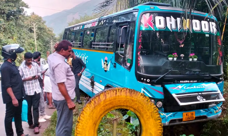 ശങ്കരപ്പിള്ളിയിൽ സ്വകാര്യ ബസ് റോഡിൽനിന്നും തെന്നിമാറി