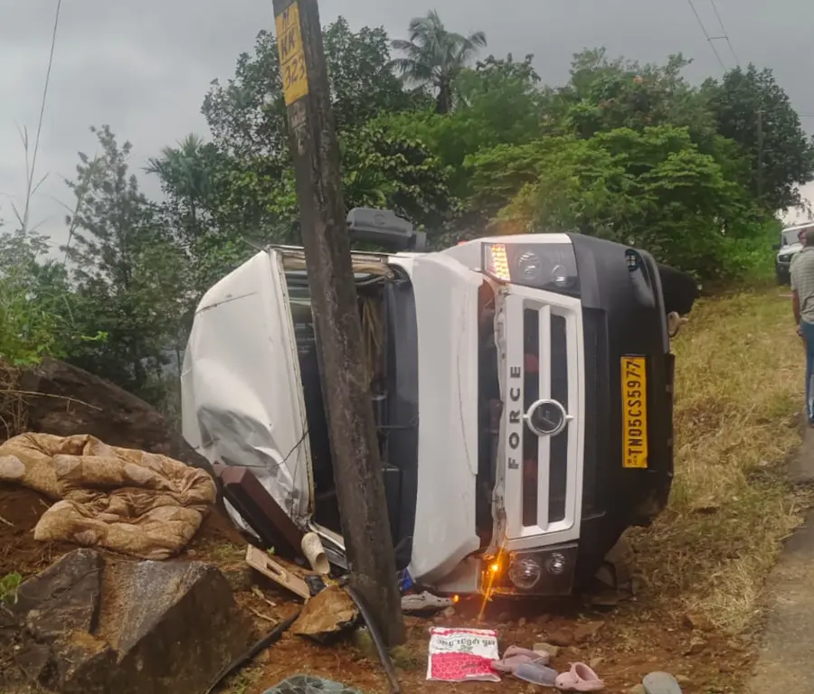 വിനോദസഞ്ചാരികളുടെ ട്രാവലർ മറിഞ്ഞ് 16 പേർക്ക് പരിക്കേറ്റു.
