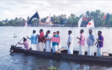 മൂലം ജലോത്സവത്തെയും കുട്ടനാടിനെയും മുഖ്യമന്ത്രി അവഹേളിച്ചതിനെതിരെ കുട്ടനാട്ടിൽ ഡിവൈഎഫ്ഐ  വള്ളംതുഴഞ്ഞ്‌ പ്രതിഷേധിച്ചപ്പോൾ 