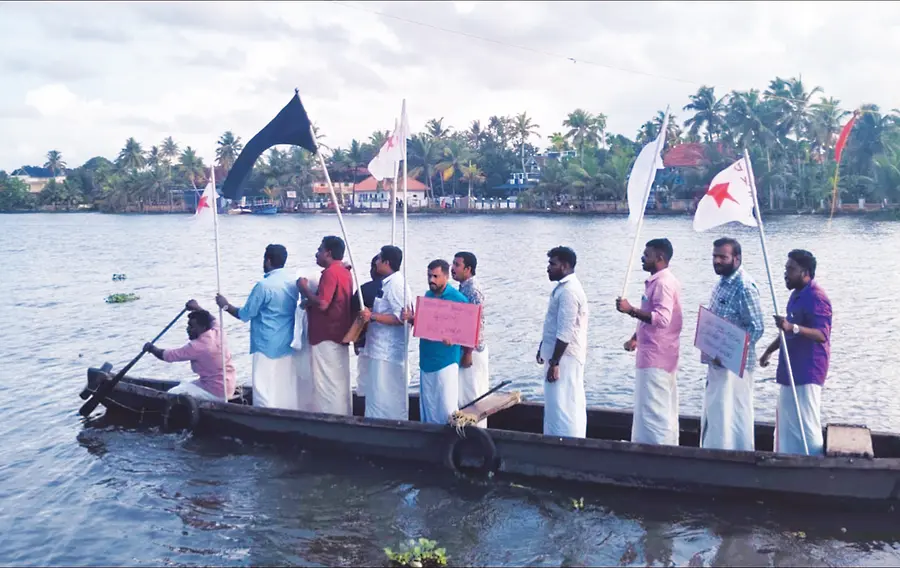 മൂലം ജലോത്സവത്തെയും കുട്ടനാടിനെയും മുഖ്യമന്ത്രി അവഹേളിച്ചതിനെതിരെ കുട്ടനാട്ടിൽ ഡിവൈഎഫ്ഐ  വള്ളംതുഴഞ്ഞ്‌ പ്രതിഷേധിച്ചപ്പോൾ 