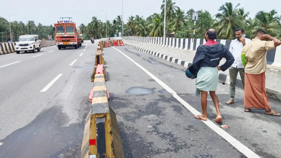 മൂരാട് പാലം അനുബന്ധ റോഡിലെ വിള്ളലുള്ള ഭാഗത്ത് ഡിവൈഡർ വച്ചനിലയിൽ