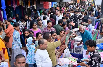 തൃശൂർ എംഒ റോഡിലെ തെരുവ്‌ കച്ചവടക്കാരിൽ നിന്ന്‌ ഓണക്കോടിയെടുക്കാൻ എത്തിയവരുടെ തിരക്ക്‌