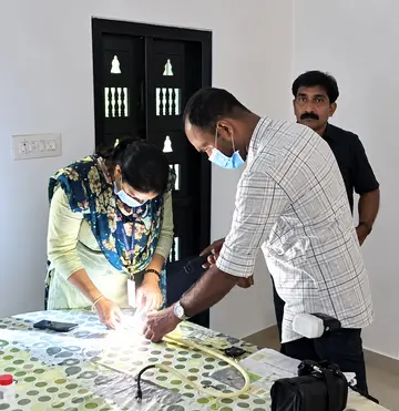 മോഷണം നടന്ന ചെന്നിത്തല കിഴക്കേവഴി കുളപ്പുറത്ത് വീട്ടിൽ വിരലടയാള വിദഗ്ധർ പരിശോധന നടത്തുന്നു