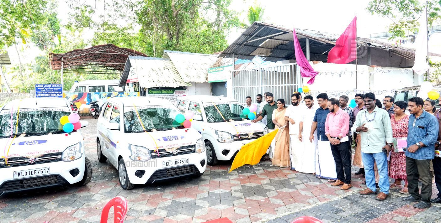 ജില്ലാ വെറ്ററിനറി കേന്ദ്രത്തിൽ സംസ്ഥാനത്ത്‌ ആരംഭിച്ച മൊബൈൽ, സർജറി യൂണിറ്റുകൾ മന്ത്രി ജെ ചിഞ്ചുറാണി  ഫ്ലാഗ് ഓഫ് ചെയ്യുന്നു 