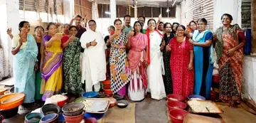 കുലശേഖരപുരം പുത്തൻതെരുവിലെ കശുവണ്ടി ഫാക്ടറിയിലെ തൊഴിലാളികൾക്കൊപ്പം എം എസ് താര