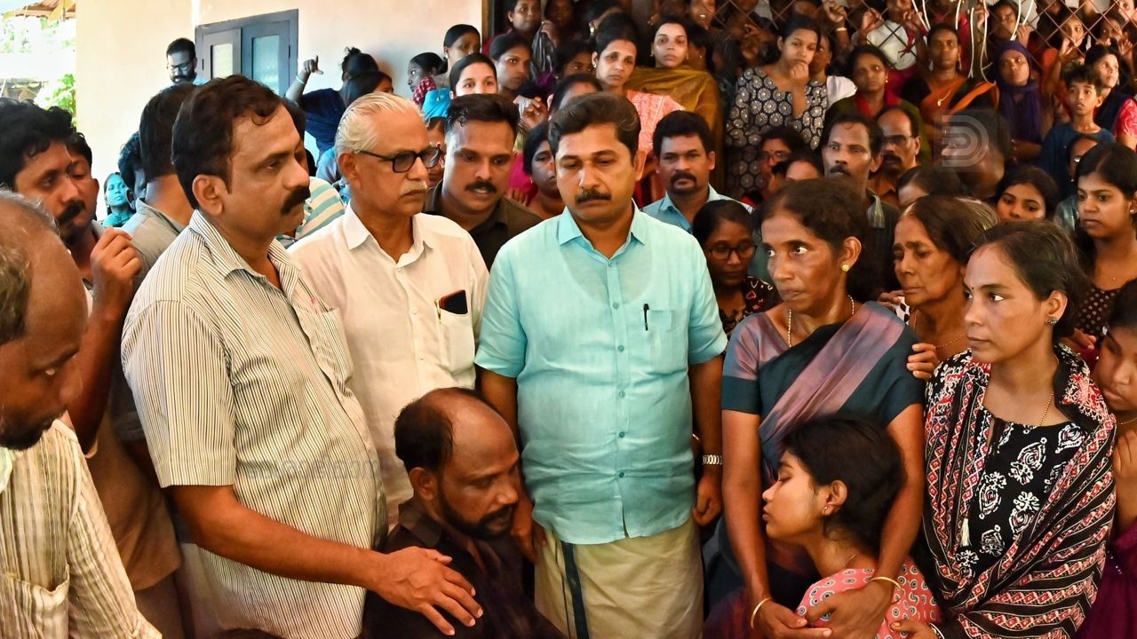 അനന്തുവിന്റെ കുടുംബാം​ഗങ്ങൾക്കൊപ്പം എം സ്വരാജ്