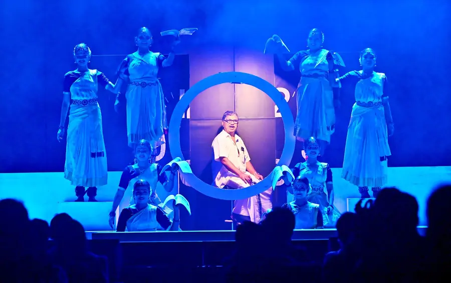 സബര്മതി തിയറ്റര് വില്ലേജ് കോഴിക്കോട് ടൗണ്ഹാളില് അവതരിപ്പിച്ച എം ടി എഴുത്തിന്റെ
ആത്മാവ് രംഗാവതരണത്തില്നിന്ന്