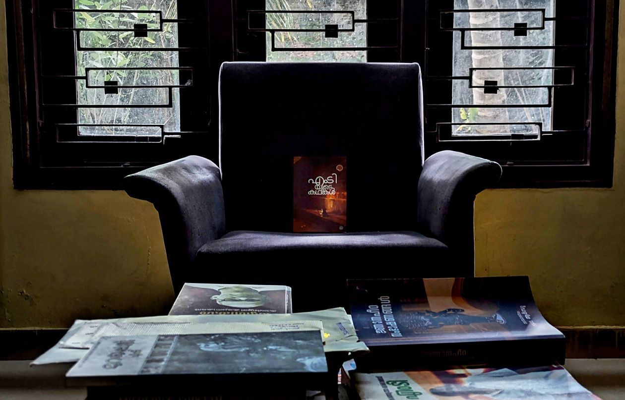 ഓര്‍മയുടെ ജ്ഞാനപീഠത്തില്‍...   നടക്കാവ് കൊട്ടാരം റോഡിലെ ‘സിത്താര’യില്‍ ജനാലവെളിച്ചത്തിനുകീഴെ പ്രൗഢി മങ്ങാത്ത  എം ടിയുടെ കസേര   							                                           ഫോട്ടോ/മിഥുന്‍ അനില മിത്രന്‍