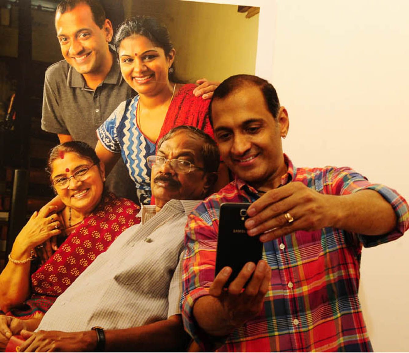 എംടിയുടെ കുടുംബഫോട്ടോയ്‌ക്ക്‌ മുന്നിൽ നിന്ന്‌ മരുമകൻ ശ്രീകാന്തിന്റെ സെൽഫി. ദേശാഭിമാനി കോഴിക്കോട്ട്‌  സംഘടിപ്പിച്ച ‘എം ടി ഫെസ്റ്റി’ലെ ഫോട്ടോപ്രദർശനത്തിൽ നിന്ന്‌         