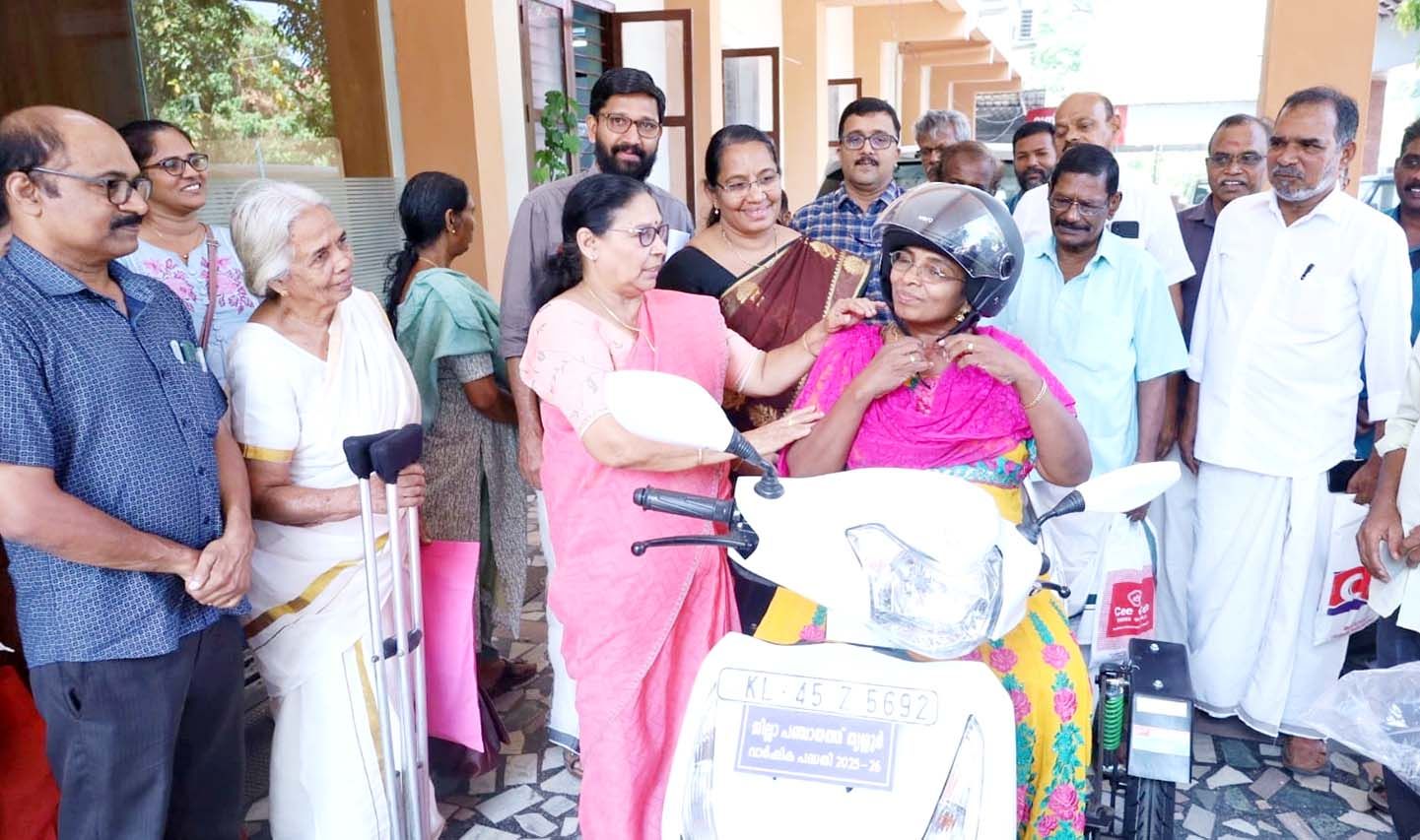 ജില്ലാ പഞ്ചായത്തിന്റെ ആഭിമുഖ്യത്തിൽ ഭിന്നശേഷിക്കാർക്ക്‌ മുച്ചക്ര വാഹനവിതരണം പ്രസിഡന്റ്‌ മേരി തോമസ്‌  ഉദ്‌ഘാടനം ചെയ്യുന്നു