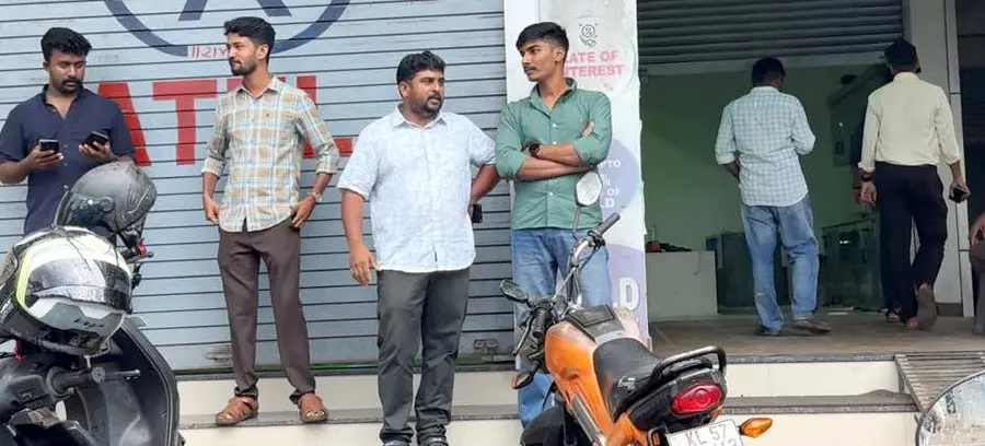 മുക്കം ശ്രീരാം ഫിനാൻസിന് മുന്നിൽ ഇടപാടുകാരുടെ പ്രതിഷേധം