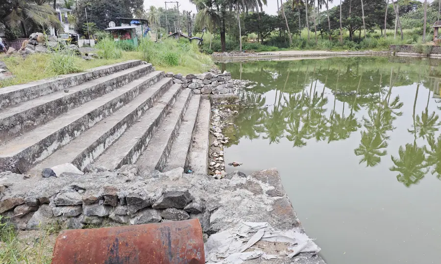 നിർമാണം നിലച്ച മുക്കാത്തോട്