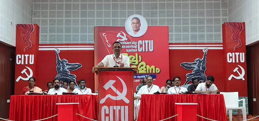 നിർമാണ തൊഴിലാളി യൂണിയൻ സിഐടിയു ജില്ലാ സമ്മേളനം പി കെ മുകുന്ദൻ ഉദ്ഘാടനം ചെയ്യുന്നു