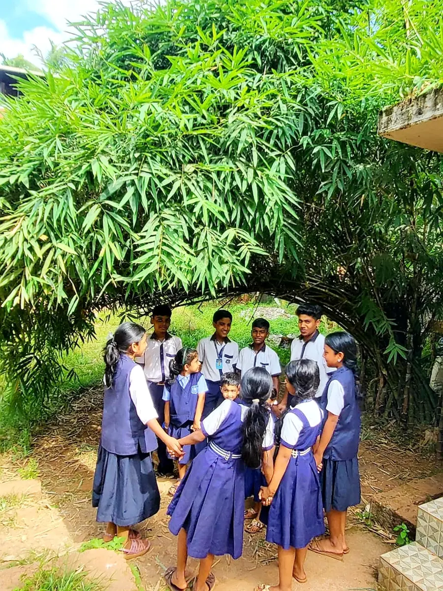 ഇച്ചന്നൂർ എയുപി സ്കൂളിലെ വിദ്യാർഥികൾ മുളം തണലിൽ