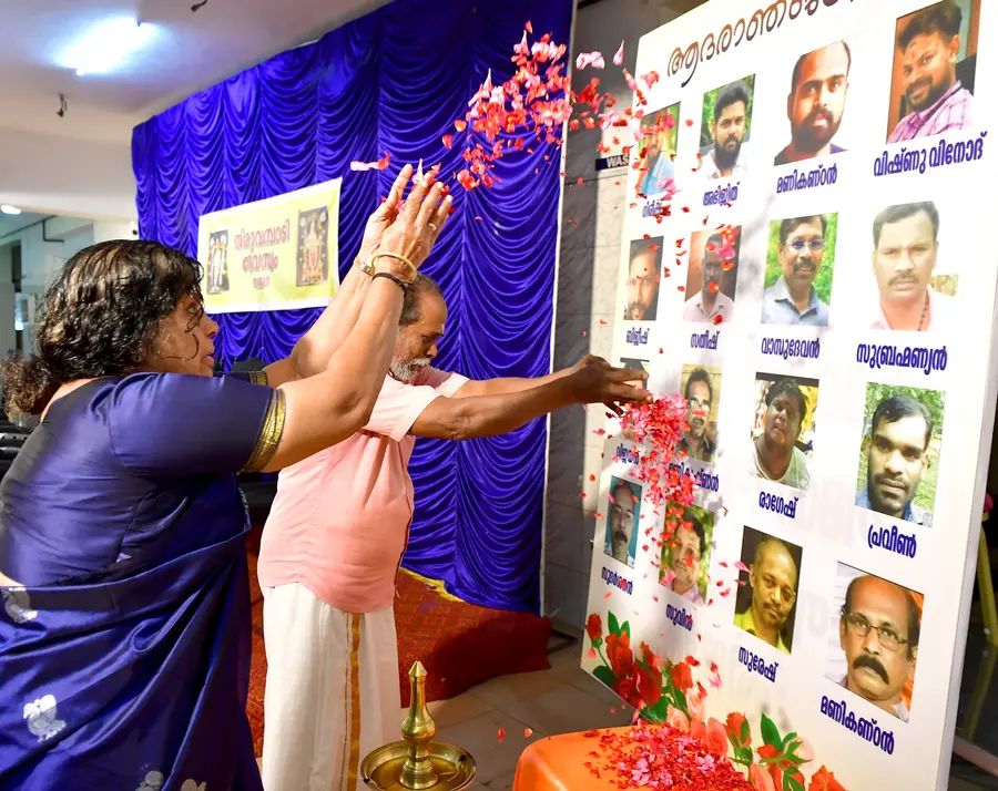 മുണ്ടത്തിക്കോട് വെടിക്കെട്ട് അപകടത്തിൽ മരിച്ച വിഷ്ണു വിനോദിന്റെ അമ്മ കാന്തിമതിയും, മണികണ്ഠന്റെ അച്ഛൻ വെങ്കിടാചലവും തിരുവന്പാടി ദേവസ്വം നൽകുന്ന ധനസഹായം ഏറ്റുവാങ്ങാൻ എത്തിയപ്പോൾ ചിത്രത്തിൽ പുഷ്പ്പാർച്ചന നടത്തുന്നു
