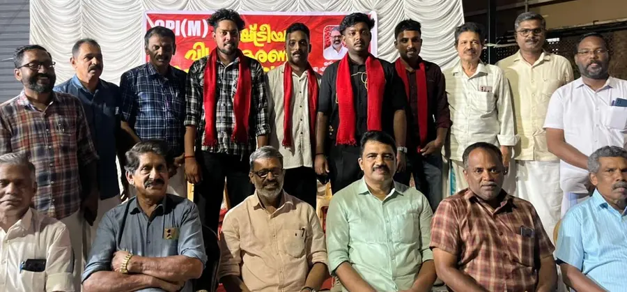 ബിജെപി വിട്ട് സിപിഐ എമ്മുമായി സഹകരിച്ച് പ്രവർത്തിക്കാൻ തീരുമാനിച്ചവരെ  ജില്ലാ സെക്രട്ടറി ഇ എൻ സുരേഷ്‌ബാബുവിന്റെ നേതൃത്വത്തിൽ സ്വീകരിച്ചപ്പോൾ
