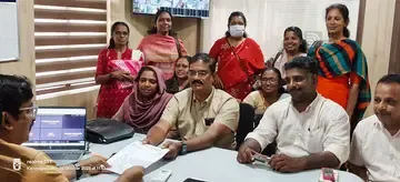 എൽഡിഎഫ് അംഗങ്ങൾ മുനിസിപ്പൽ സെക്രട്ടറിക്ക് നിവേദനം നൽകുന്നു