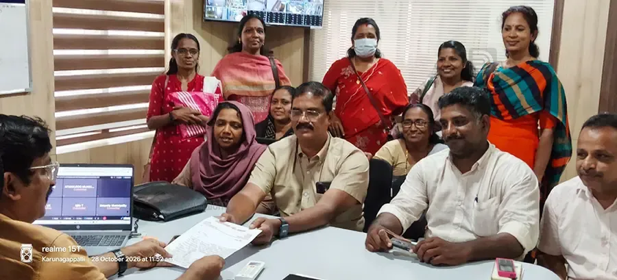 എൽഡിഎഫ് അംഗങ്ങൾ മുനിസിപ്പൽ സെക്രട്ടറിക്ക് നിവേദനം നൽകുന്നു