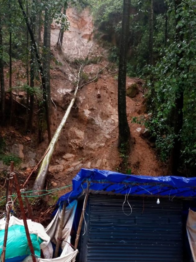 മൂന്നാറിൽ കടയുടെ മുകളിൽ മണ്ണിടിഞ്ഞപ്പോൾ