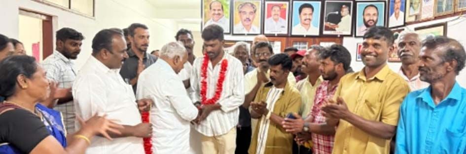 സി ഐ ടി യുവിൽ ചേർന്നവരെ സ്വീകരിക്കുന്നു