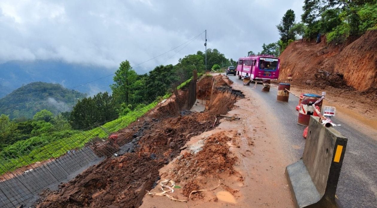 കൊച്ചി– ധനുഷ്‌കോടി ദേശീയ പാതയിൽ പള്ളിവാസലിനുസമീപം മൂലക്കടയിൽ റോഡിന്റെ വശം ഇടിഞ്ഞനിലയിൽ