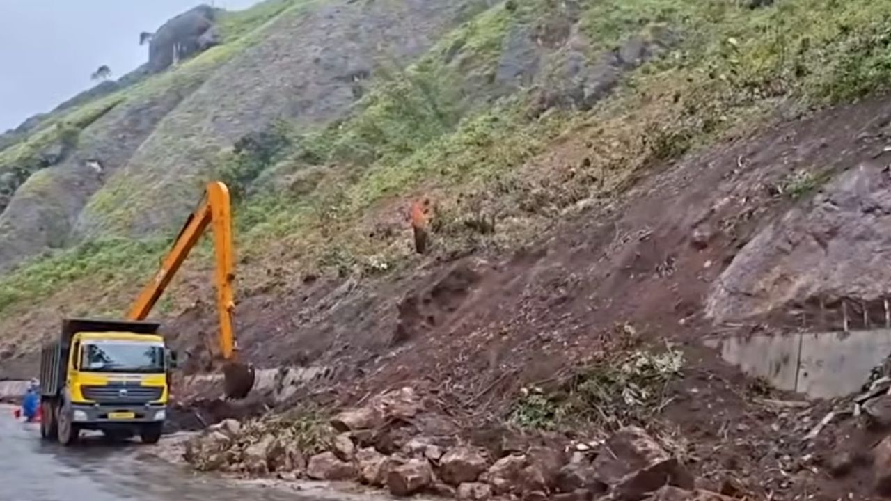 munnar road landslide