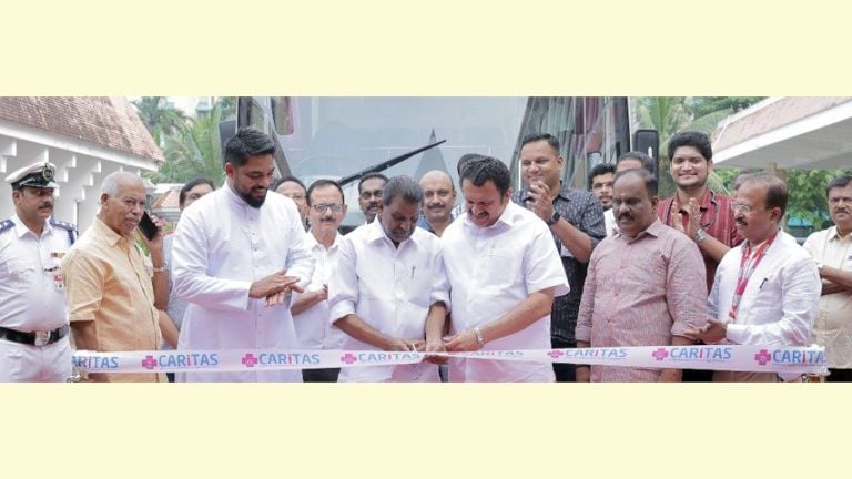  നിയമസഭാ സാമാജികർക്കായി കോട്ടയം കാരിത്താസ്  ആശുപത്രിയുടെ    മെഡിക്കൽ സ്ക്രീനിങ് ക്യാമ്പ്  സ്പീക്കർ തിരുവഞ്ചൂർ രാധാകൃഷ്ണൻ, മന്ത്രി കെ മുരളീധരൻ എന്നിവർ ചേർന്ന്  ഉദ്ഘാടനം ചെയ്യുന്നു