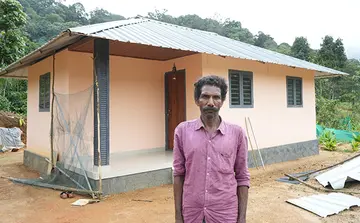 മുരുകരാജ് വീടിന് മുന്നിൽ