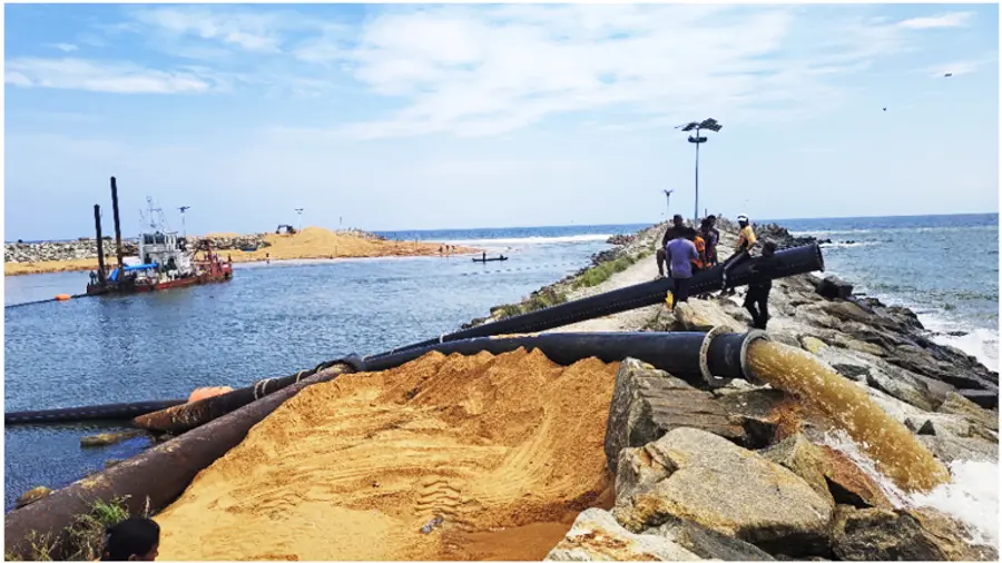 മുതലപ്പൊഴിയിൽ ചന്ദ്രഗിരി ഡ്രഡ്ജറുപയോഗിച്ച് മണൽ നീക്കുന്നു