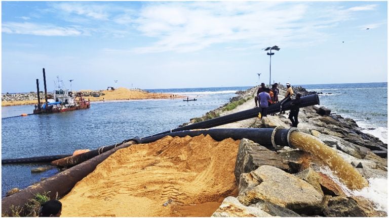  മുതലപ്പൊഴിയിൽ ചന്ദ്രഗിരി ഡ്രഡ്ജറുപയോഗിച്ച് മണൽ നീക്കുന്നു