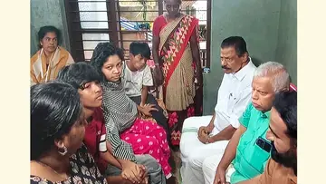 സിപിഐ എം സംസ്ഥാന സെക്രട്ടറി എം വി ഗോവിന്ദൻ രാജേഷിന്റെ കല്ലിയൂരിലെ വീട്ടിലെത്തി കുടുംബാംഗങ്ങളെ കാണുന്നു