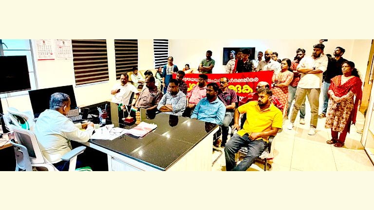 ട്രേഡ് ഇൻസ്ട്രക്ടർമാരുടെ അന്യായ സ്ഥലംമാറ്റത്തിൽ പ്രതിഷേധിച്ച് എൻജിഒ യൂണിയൻ നേതൃത്വത്തിൽ സാങ്കേതിക വിദ്യാഭ്യാസവകുപ്പ് ഡയറക്ടറെ  ഉപരോധിച്ചപ്പോൾ