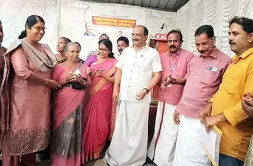 പഞ്ചായത്തിലെ കാരുണ്യ സ്പർശം പദ്ധതി ധനമന്ത്രി കെ എൻ ബാലഗോപാൽ ഉദ്ഘാടനം ചെയ്യുന്നു