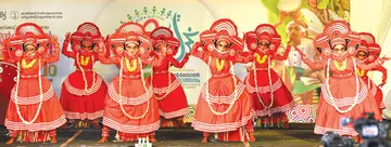 നാടോടിനൃത്തം ഗ്രൂപ്പ് ഒന്നാം സ്ഥാനം പങ്കിട്ട  എസ്എൻ കോളേജ് നാട്ടിക, തൃശൂർ