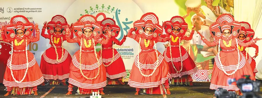 നാടോടിനൃത്തം ഗ്രൂപ്പ് ഒന്നാം സ്ഥാനം പങ്കിട്ട  എസ്എൻ കോളേജ് നാട്ടിക, തൃശൂർ