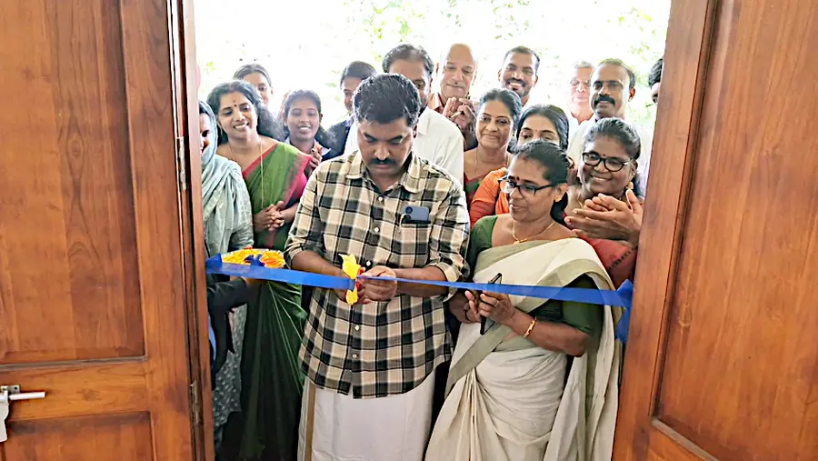 ചേർത്തല ഗവ. എച്ച്‌എസ്‌എസിൽ നഗരസഭ ഒരുക്കിയ ഹൈടെക്‌ സ‍ൗകര്യങ്ങൾ നഗരസഭാധ്യക്ഷൻ എസ്‌ സോബിൻ ഉദ്‌ഘാടനംചെയ്യുന്നു