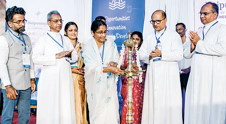 ചേർത്തല നൈപുണ്യ സ്കൂൾ ഓഫ് മാനേജ്മെന്റിൽ ബ്ലൂ ഇക്കോണമി ദ്വിദിന
സിമ്പോസിയം ഡെപ്യൂട്ടി സ്പീക്കർ ഷാനിമോൾ ഉസ്മാൻ ഉദ്ഘാടനംചെയ്യുന്നു