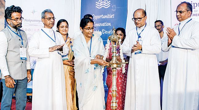 ചേർത്തല നൈപുണ്യ സ്‌കൂൾ ഓഫ് മാനേജ്മെന്റിൽ ബ്ലൂ ഇക്കോണമി ദ്വിദിന  സിമ്പോസിയം ഡെപ്യൂട്ടി സ്‌പീക്കർ ഷാനിമോൾ ഉസ്‌മാൻ  ഉദ്ഘാടനംചെയ്യുന്നു