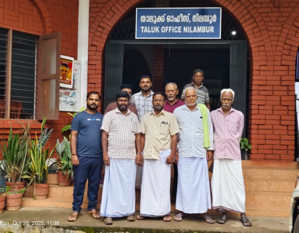 മൂത്തേടം വില്ലേജിലെ മിച്ചഭൂമി കേസിൽപ്പെട്ടവർ  വിധികേട്ടശേഷം  പുറത്തേക്ക് വരുന്നു