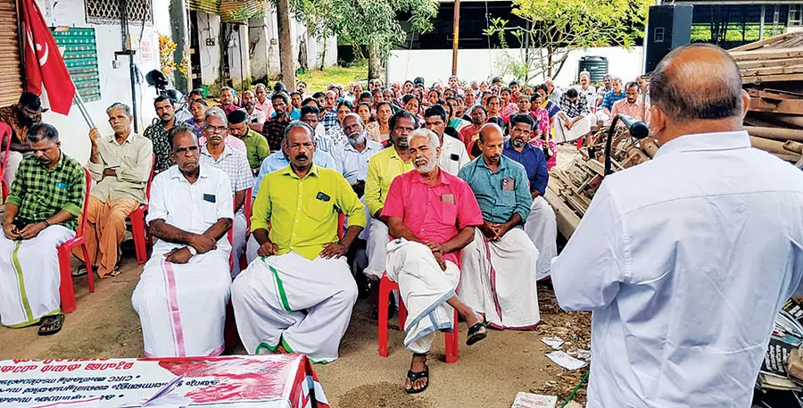 മുഹമ്മ കയർ ഫാക്ടറി വർക്കേഴ്സ് യൂണിയൻ (സിഐടിയു ) മുഹമ്മ കയർ ഇൻസ്പെക്ടർ ഓഫീസിലേക്ക് സംഘടിപ്പിച്ച മാർച്ചും ധർണയും സിഐടിയു ദേശീയ കൗൺസിൽ അംഗം ആർ നാസർ
ഉദ്ഘാടനം ചെയ്യുന്നു