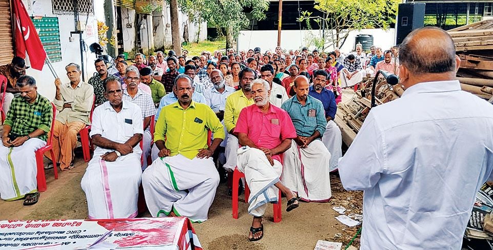 മുഹമ്മ കയർ ഫാക്ടറി വർക്കേഴ്സ് യൂണിയൻ (സിഐടിയു )  മുഹമ്മ കയർ ഇൻസ്‌പെക്ടർ ഓഫീസിലേക്ക് സംഘടിപ്പിച്ച മാർച്ചും ധർണയും സിഐടിയു ദേശീയ കൗൺസിൽ അംഗം ആർ നാസർ  ഉദ്ഘാടനം ചെയ്യുന്നു 