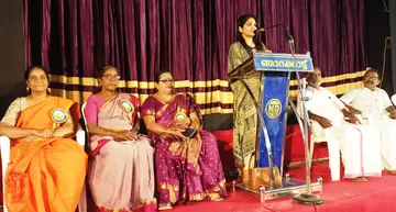ചേർത്തല താലൂക്ക് ആര്‍ടിസ്‌റ്റ്‌സ് സോഷ്യല്‍ വെല്‍ഫെയര്‍ കോ–ഓപറേറ്റിവ്‌ സൊസൈറ്റി നേതൃത്വത്തിലെ പ്രൊഫഷണൽ നാടകോത്സവ വേദിയിലെ സാംസ്‌കാരിക സമ്മേളനം നടി ഗായത്രി അരുൺ ഉദ്‌ഘാടനംചെയ്യുന്നു