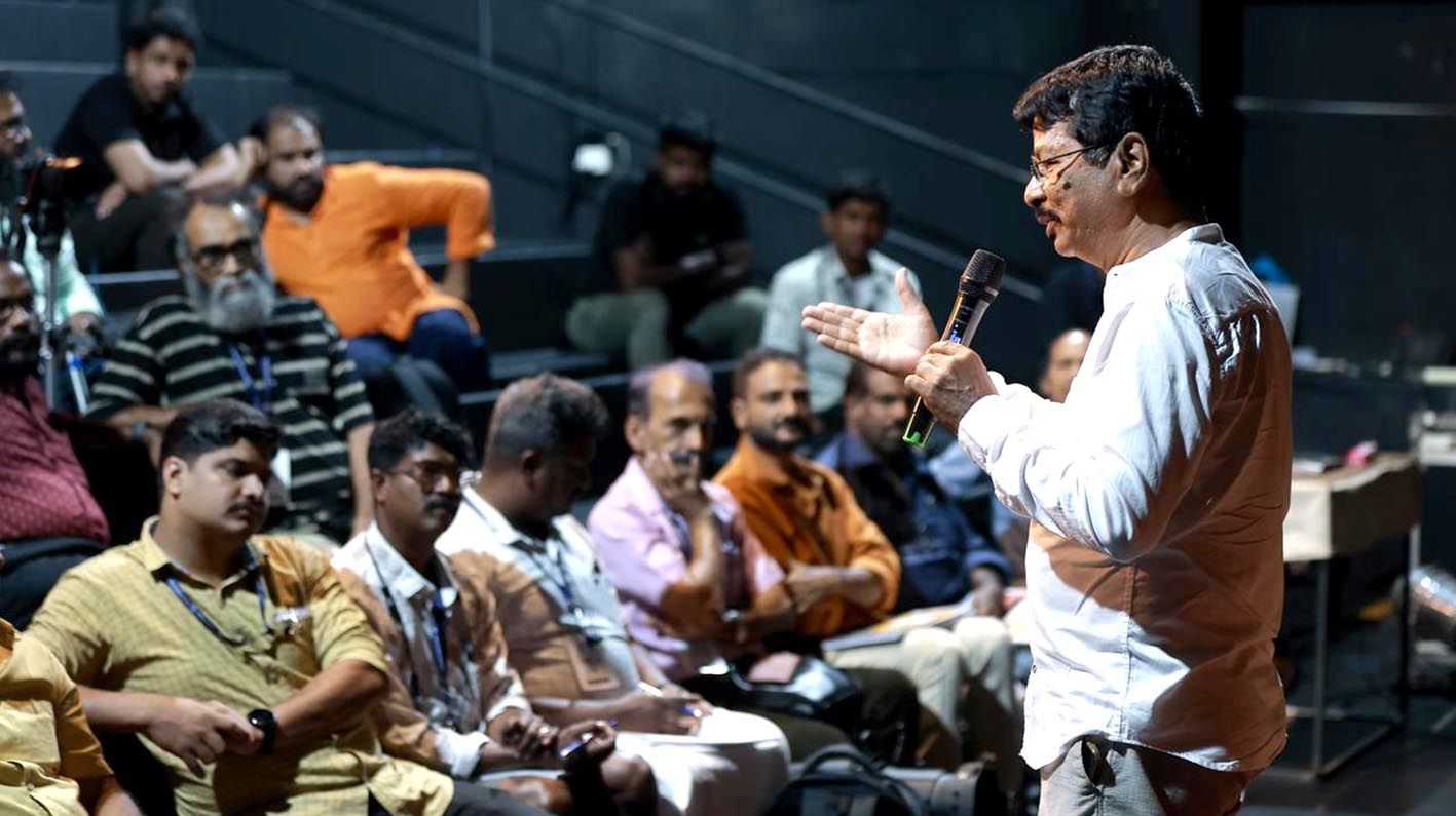 കേരള സംഗീത നാടക അക്കാദമി സംഘടിപ്പിച്ച ദേശീയ ലൈറ്റിങ്ങ് വര്‍ക്ക് ഷോപ്പിൽ നാടക പ്രവര്‍ത്തകന്‍ പ്രളയന്‍ സംസാരിക്കുന്നു