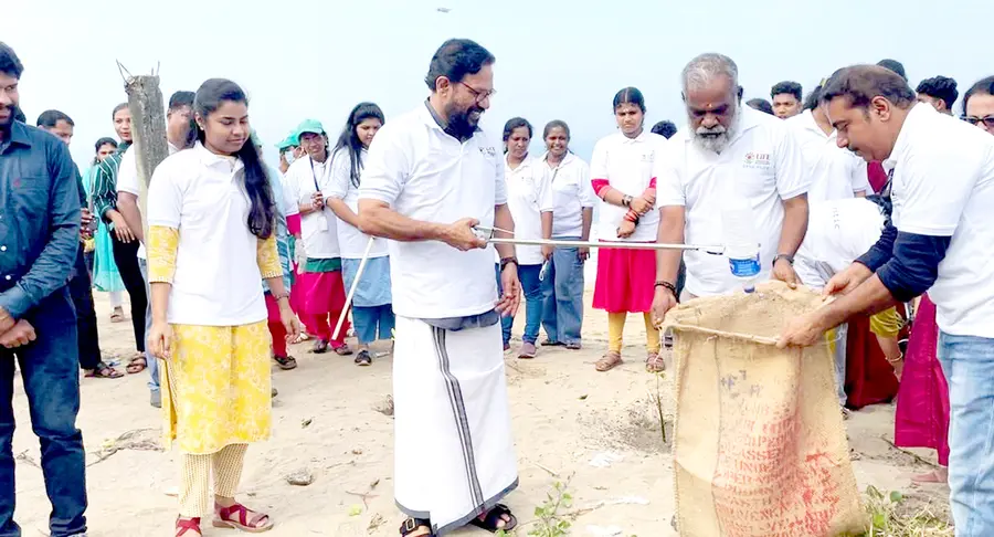 നാട്ടിക ബീച്ച് ശുചീകരണം ജില്ലാ പഞ്ചായത്ത് പ്രസിഡന്റ്
വി എസ് പ്രിൻസ് ഉദ്ഘാടനം ചെയ്യുന്നു
