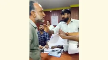 നാവായിക്കുളം പഞ്ചായത്ത് പ്രസിഡന്റ് എ ജെ ജിഹാദ് പഞ്ചായത്ത് കമ്മിറ്റിയില് പ്രതിഷേധിച്ച കോണ്ഗ്രസ് വിമത അംഗങ്ങളെ ആട്ടിയിറക്കുന്നു